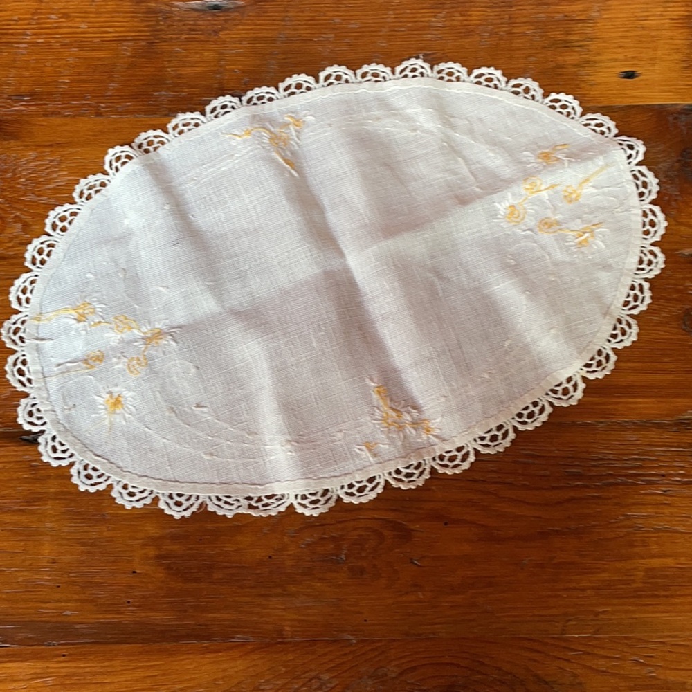 🌿 Vintage Doilie Hand Stitched Pattern